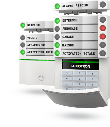 Technicien AV Security installant une alarme maison
