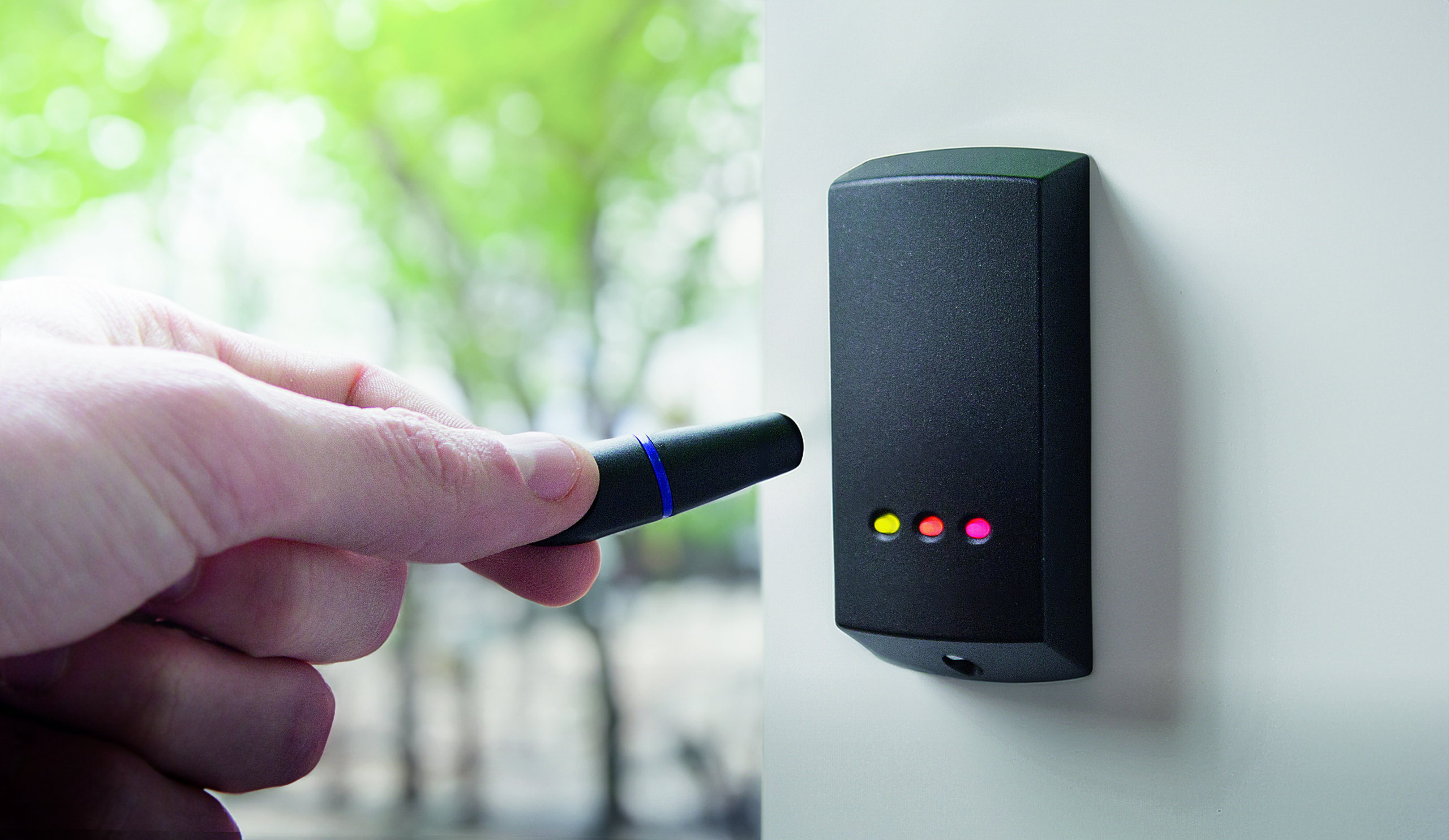 Lecteur de badge pour contrôle d'accès sur une porte