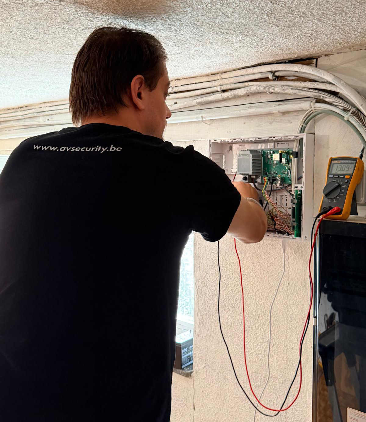 Technicien effectuant l'entretien d'une installation de sécurité