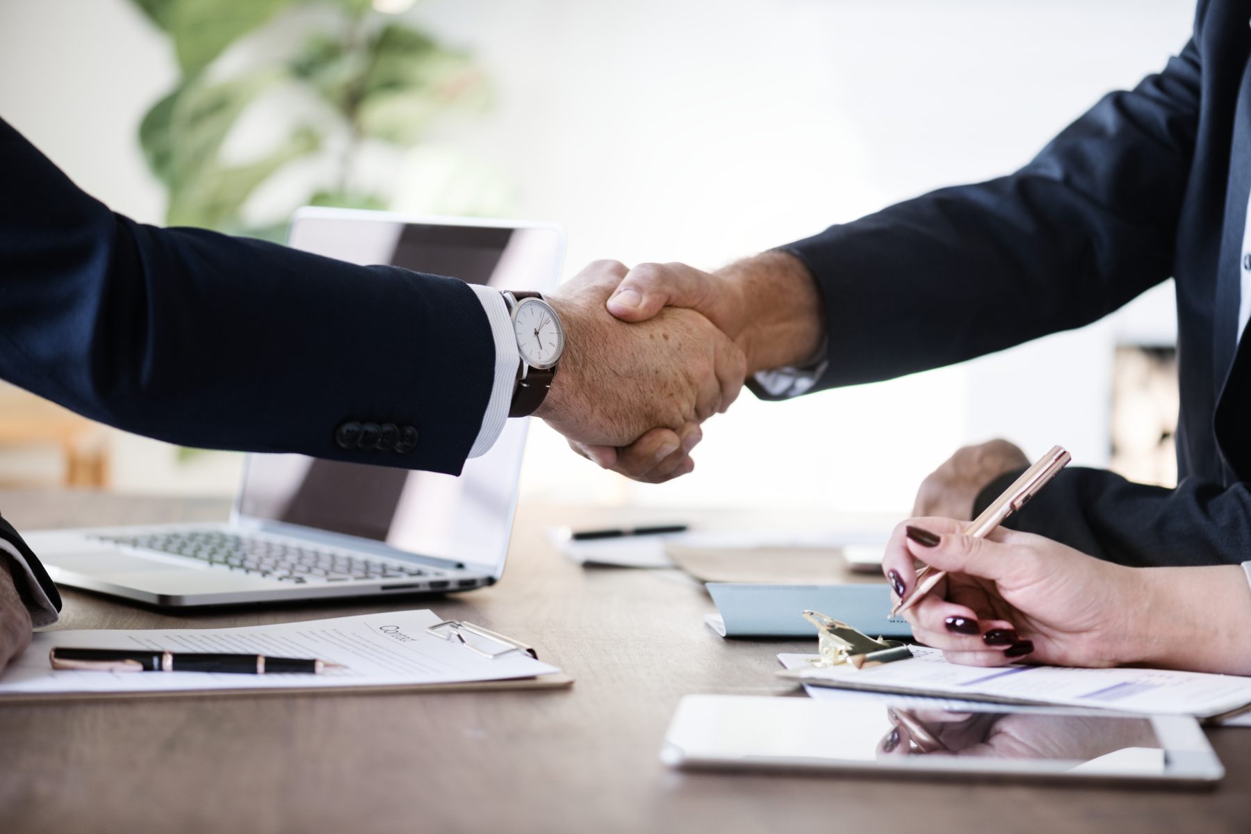 Conseiller AV Security présentant du matériel de sécurité