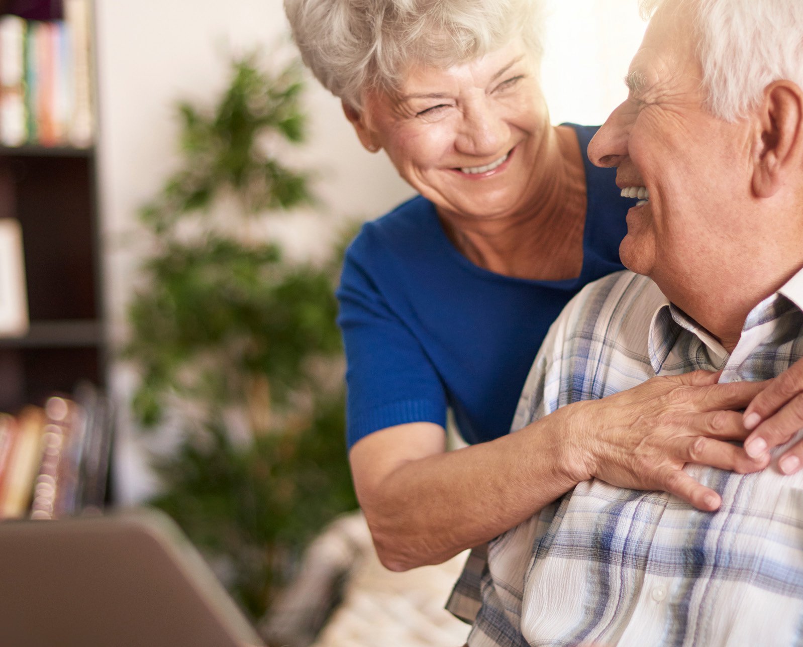 Personne utilisant un bouton de téléassistance